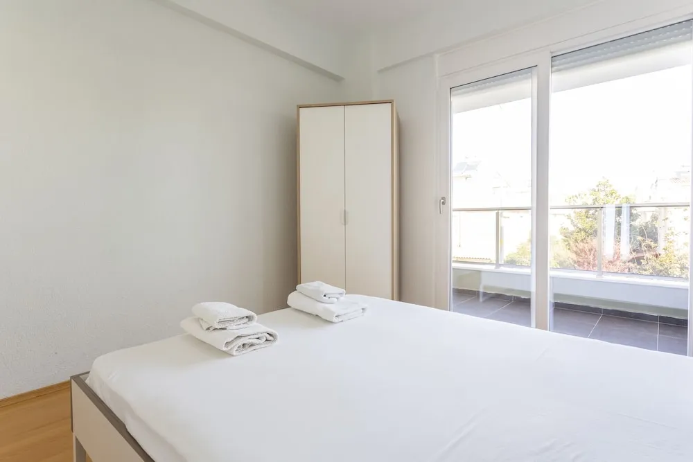 Myra - Duplex 2 Bed Apartment with Pool and 2 Showers