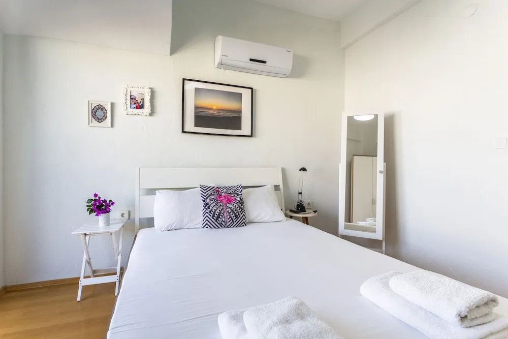 Myra - Duplex 2 Bed Apartment with Pool and 2 Showers