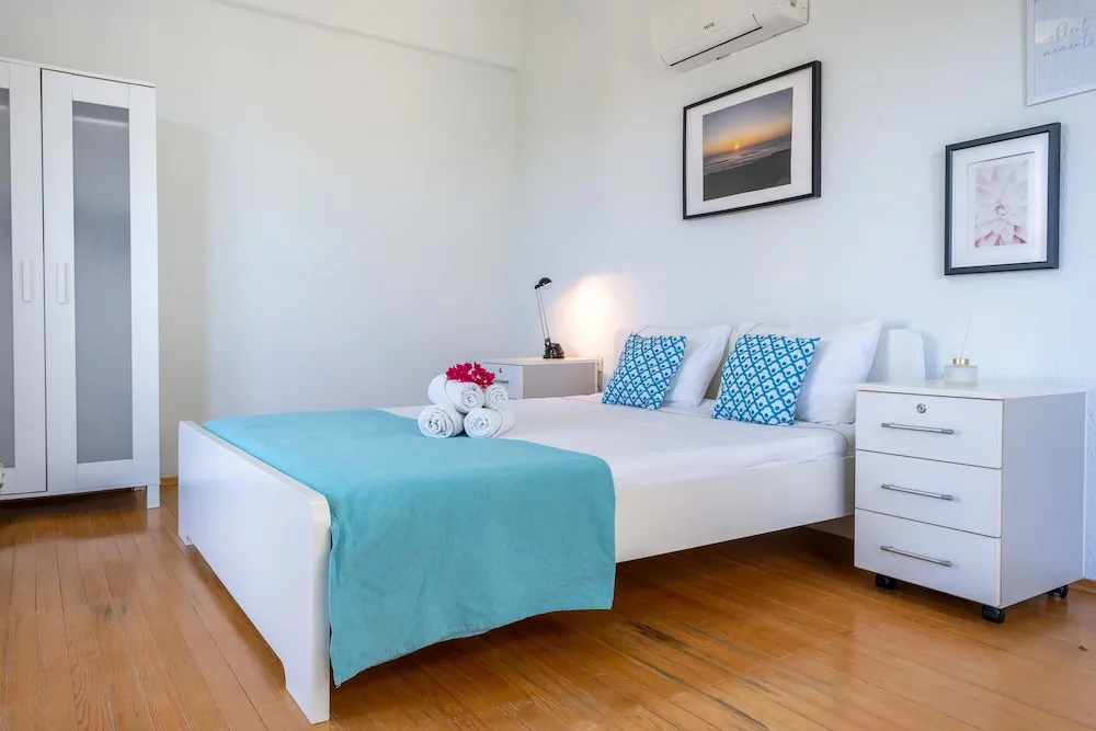 Myra - Duplex 2 Bed Apartment with Pool and 2 Showers