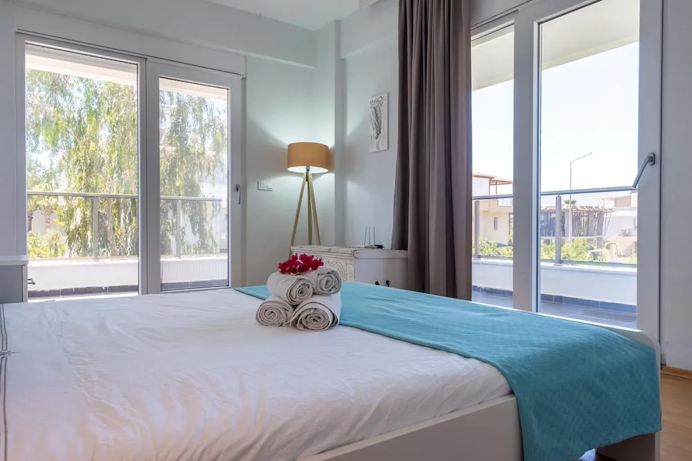Myra - Duplex 2 Bed Apartment with Pool and 2 Showers
