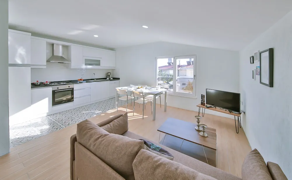 Myra - Duplex 2 Bed Apartment with Pool and 2 Showers