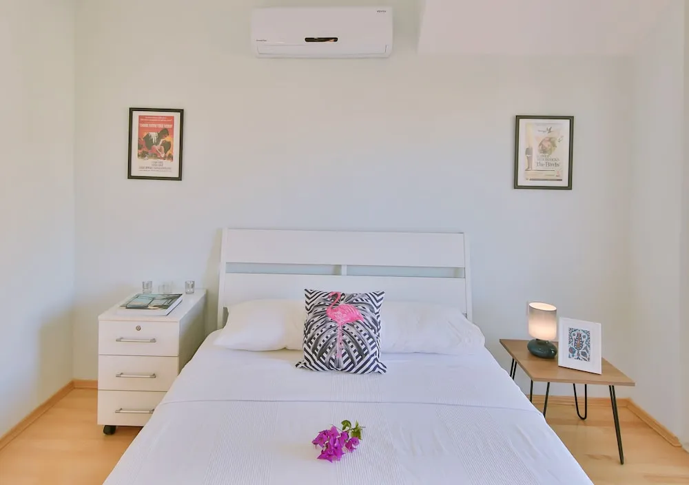Myra - Duplex 2 Bed Apartment with Pool and 2 Showers