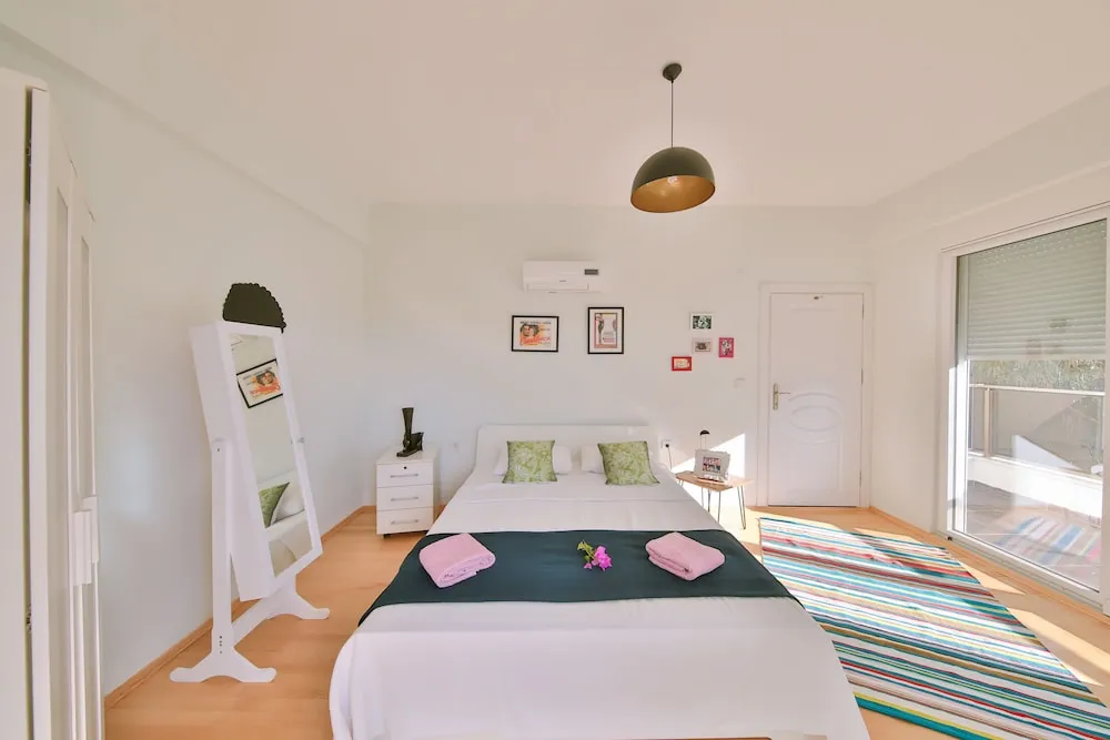 Myra - Duplex 2 Bed Apartment with Pool and 2 Showers