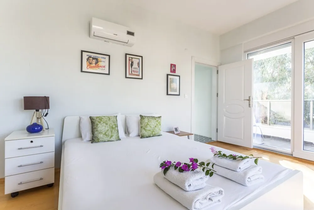 Myra - Duplex 2 Bed Apartment with Pool and 2 Showers