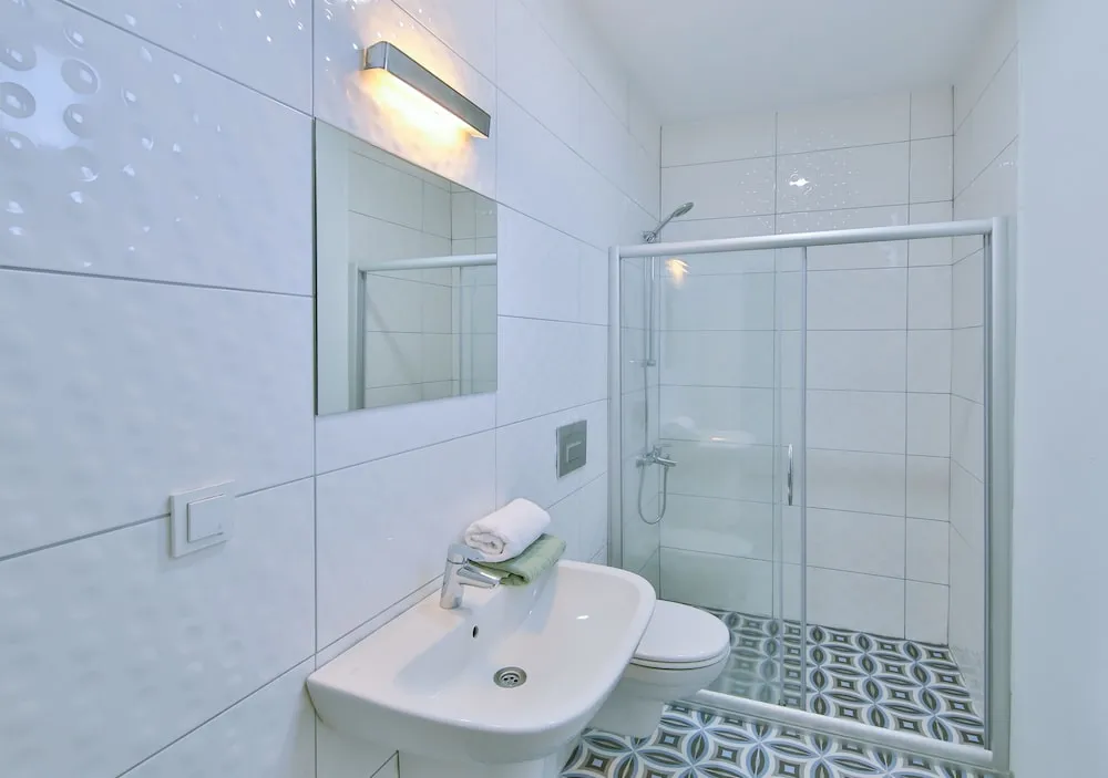 Myra - Duplex 2 Bed Apartment with Pool and 2 Showers