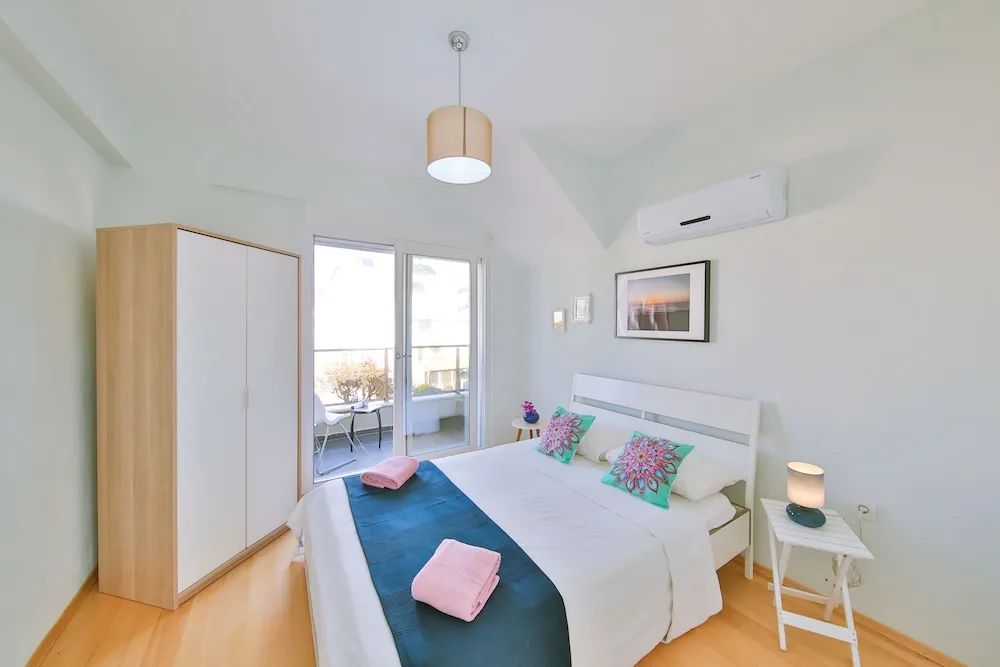 Myra - Duplex 2 Bed Apartment with Pool and 2 Showers