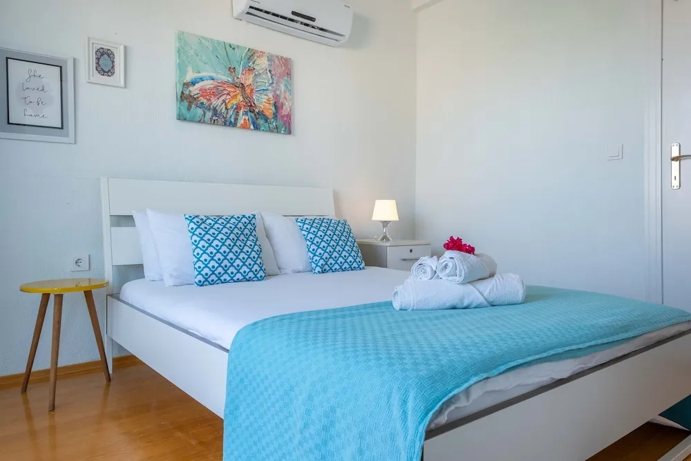 Myra - Duplex 2 Bed Apartment with Pool and 2 Showers