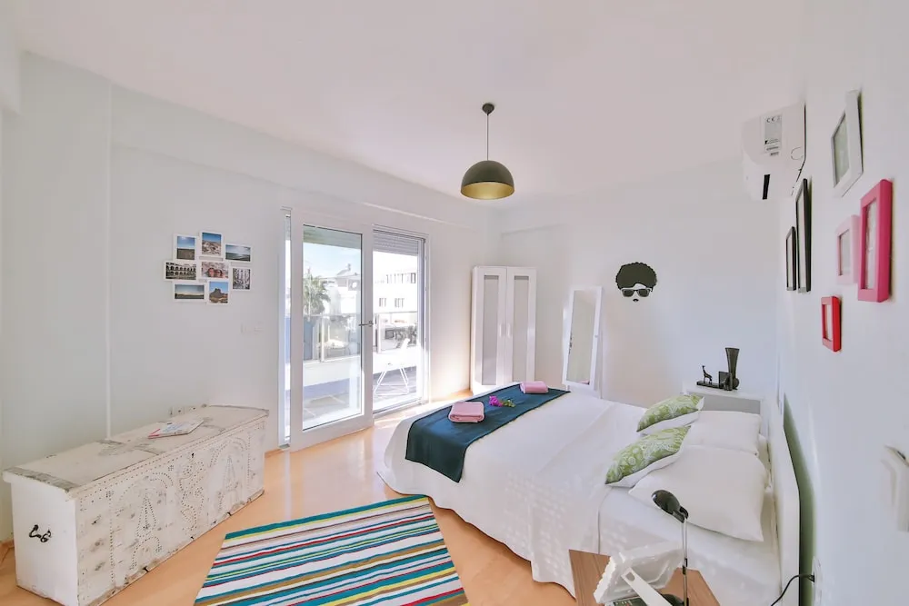 Myra - Duplex 2 Bed Apartment with Pool and 2 Showers