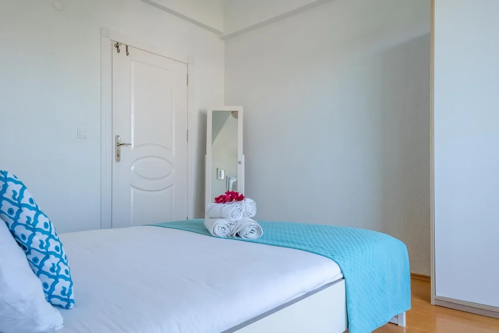 Myra - Duplex 2 Bed Apartment with Pool and 2 Showers