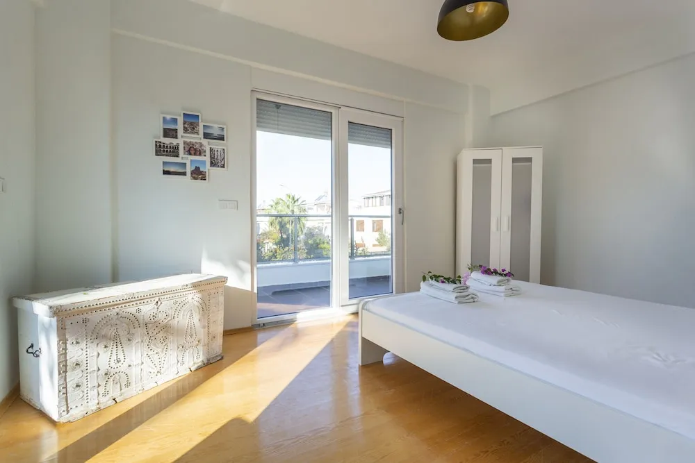 Myra - Duplex 2 Bed Apartment with Pool and 2 Showers