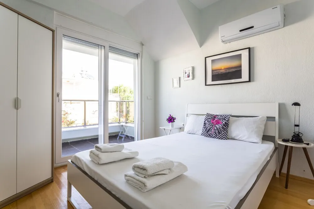 Myra - Duplex 2 Bed Apartment with Pool and 2 Showers
