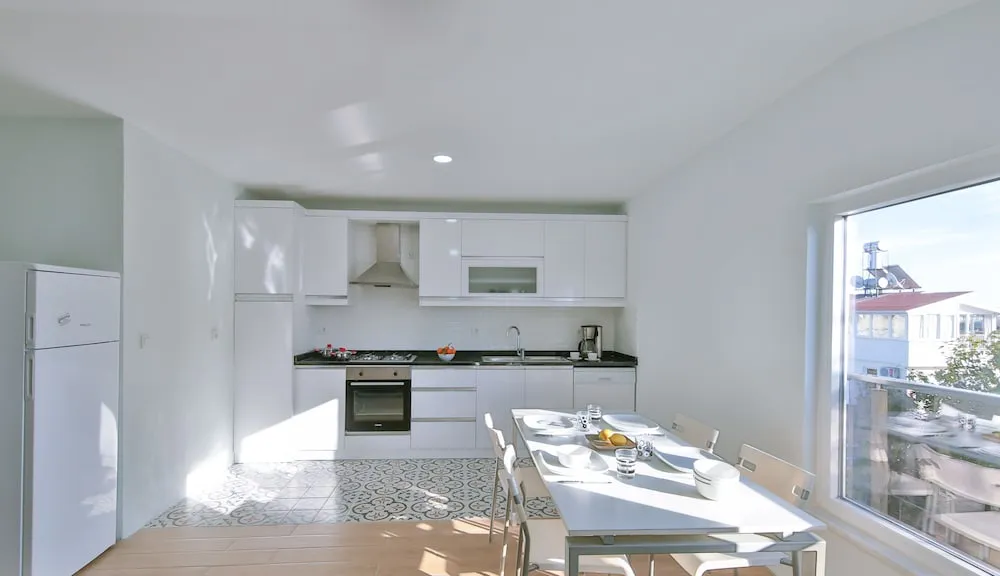 Myra - Duplex 2 Bed Apartment with Pool and 2 Showers