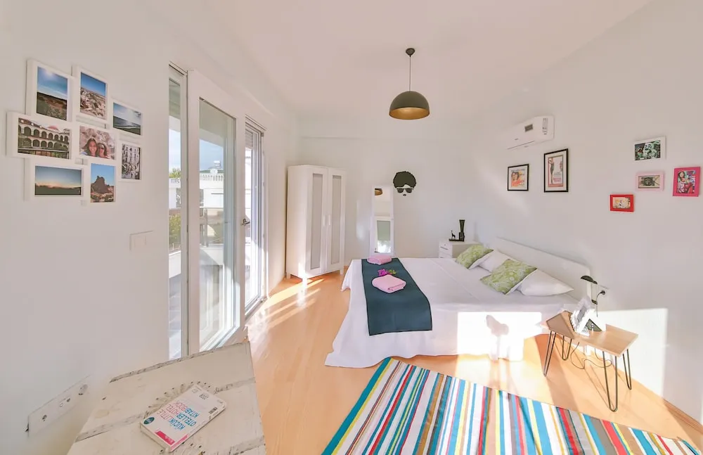 Myra - Duplex 2 Bed Apartment with Pool and 2 Showers