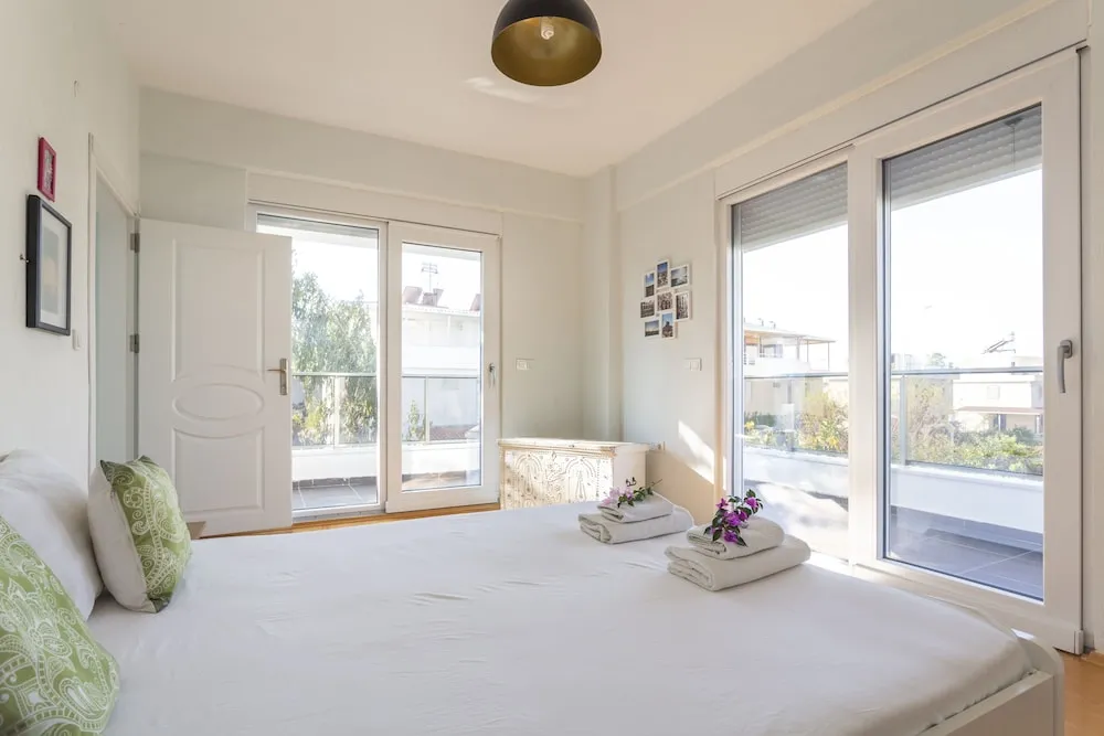 Myra - Duplex 2 Bed Apartment with Pool and 2 Showers