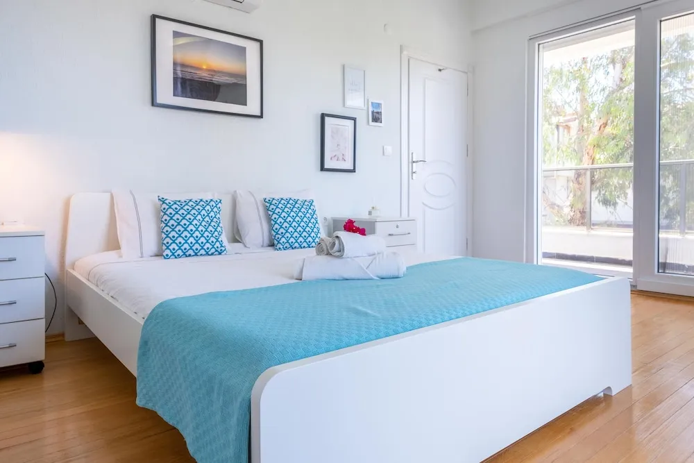 Myra - Duplex 2 Bed Apartment with Pool and 2 Showers