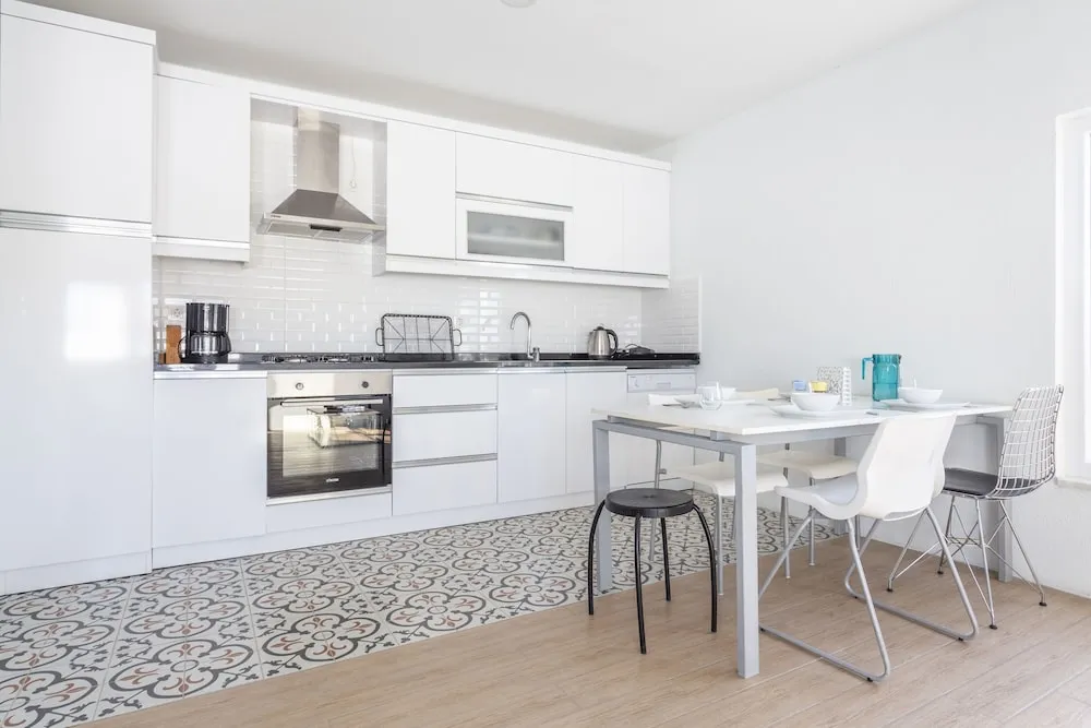 Myra - Duplex 2 Bed Apartment with Pool and 2 Showers