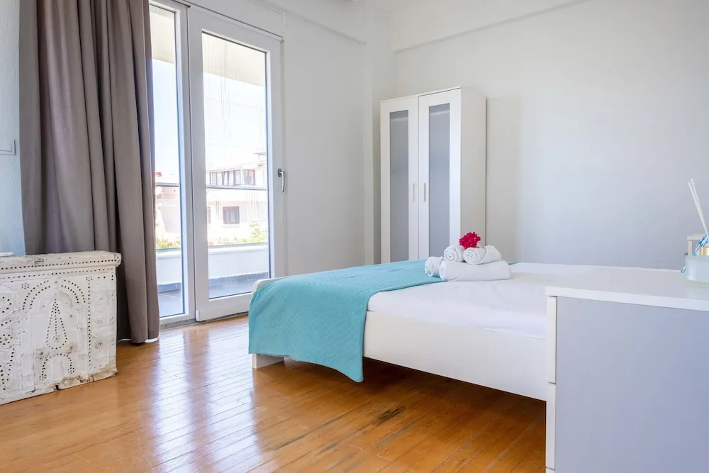Myra - Duplex 2 Bed Apartment with Pool and 2 Showers