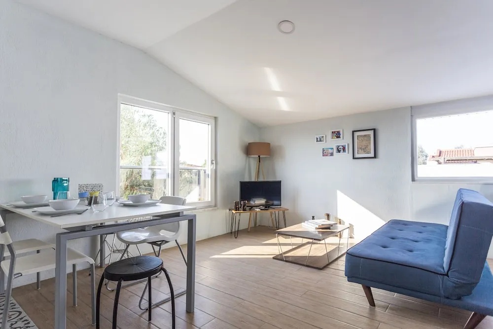 Myra - Duplex 2 Bed Apartment with Pool and 2 Showers