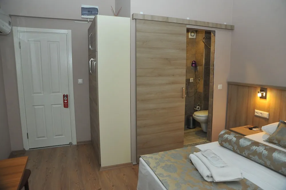 Standard Tek Büyük Yataklı Oda, Kısmi Deniz Manzaralı
