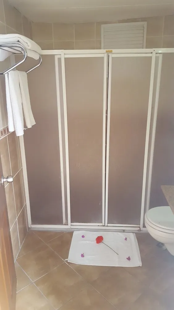 Standard Tek Büyük veya İki Ayrı Yataklı Oda, 1 Çift Kişilik veya 2 Tek Kişilik Yatak