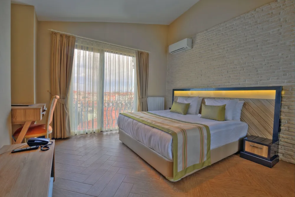 1 + 1 MANZARALI MODERN SUIT (4 PERSON)