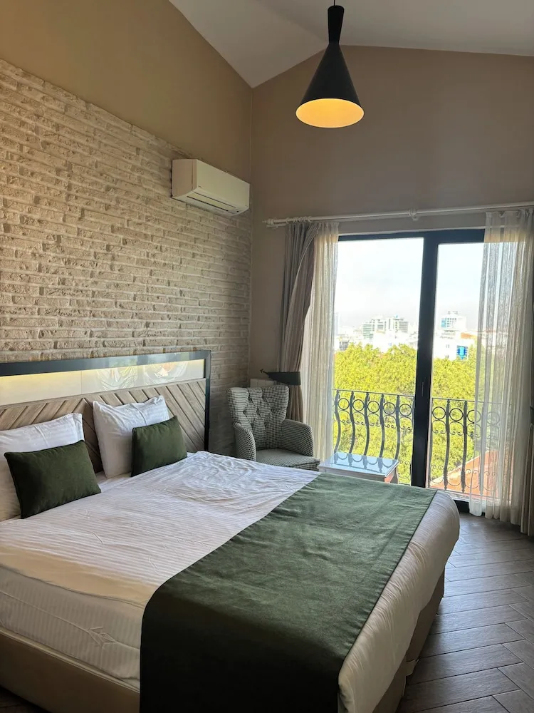 1 + 1 MANZARALI MODERN SUIT (4 PERSON)