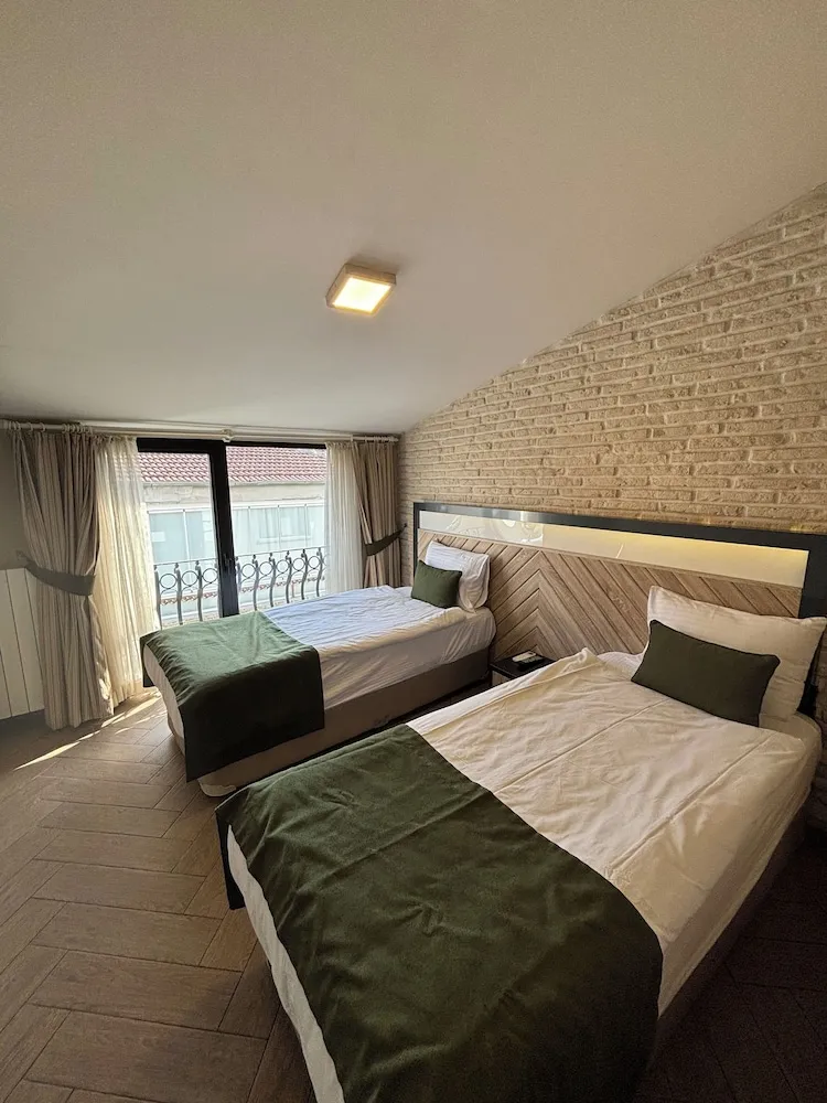 1 + 1 MANZARALI MODERN SUIT (4 PERSON)