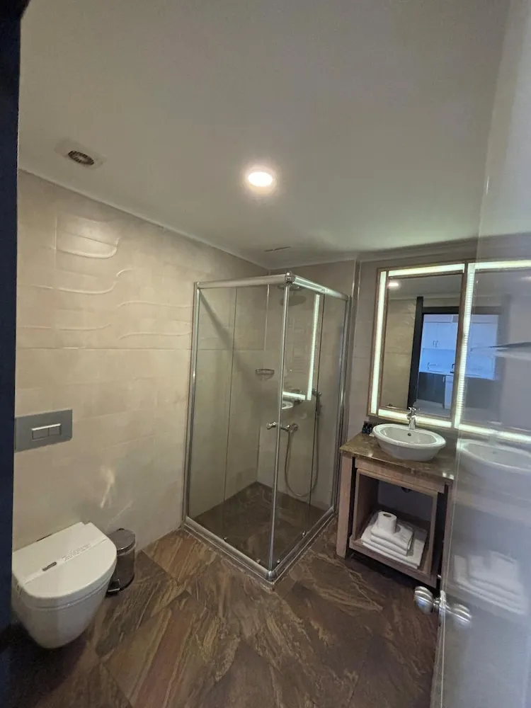 1 + 1 MANZARALI MODERN SUIT (4 PERSON)