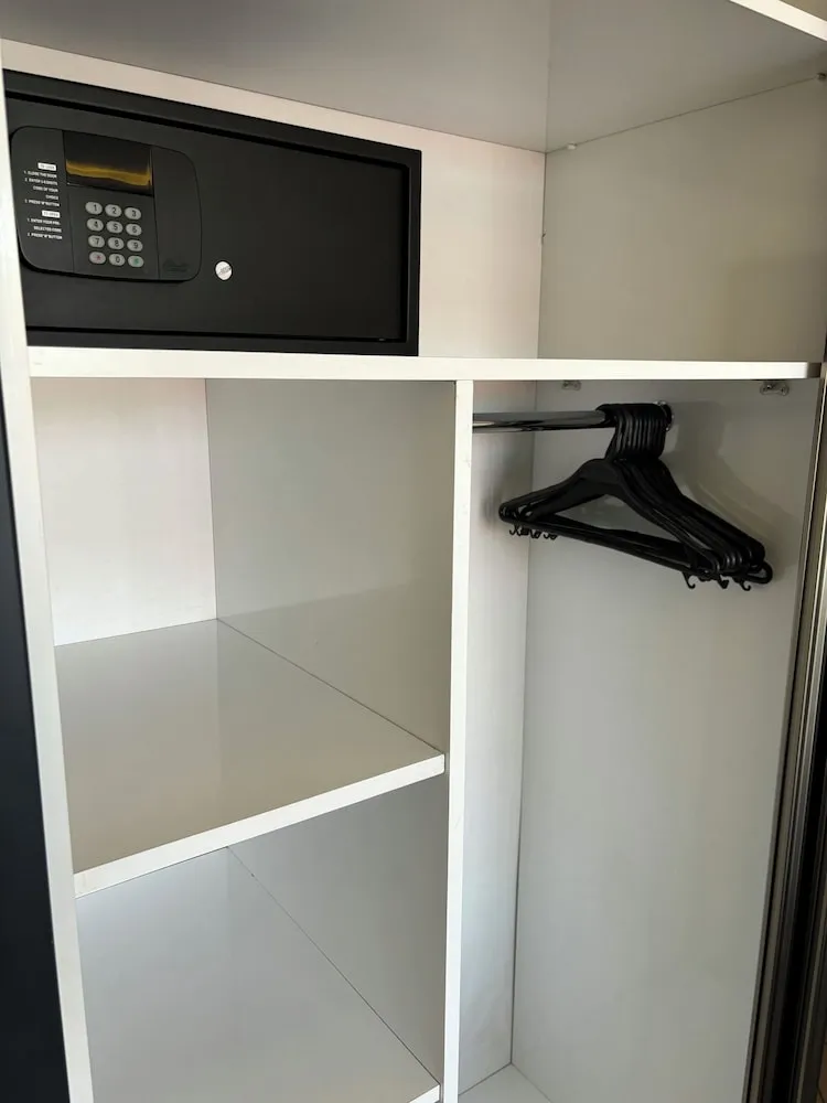 1 + 1 MANZARALI MODERN SUIT (4 PERSON)