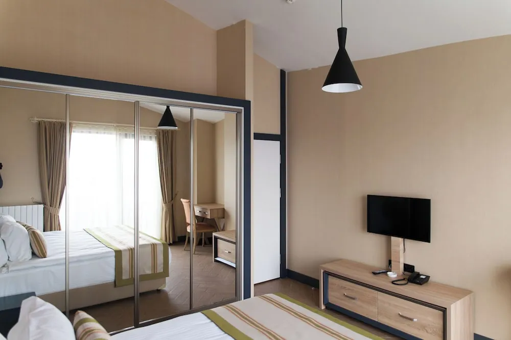 1 + 1 MANZARALI MODERN SUIT (4 PERSON)