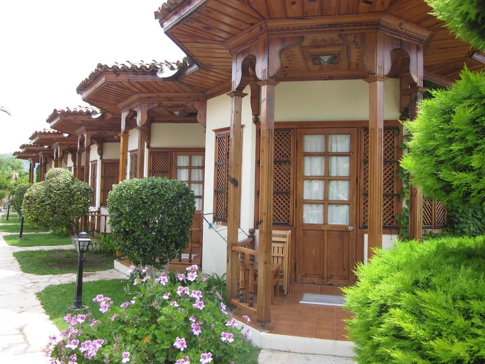 Tek Büyük veya İki Ayrı Yataklı Oda, Bahçe Manzaralı