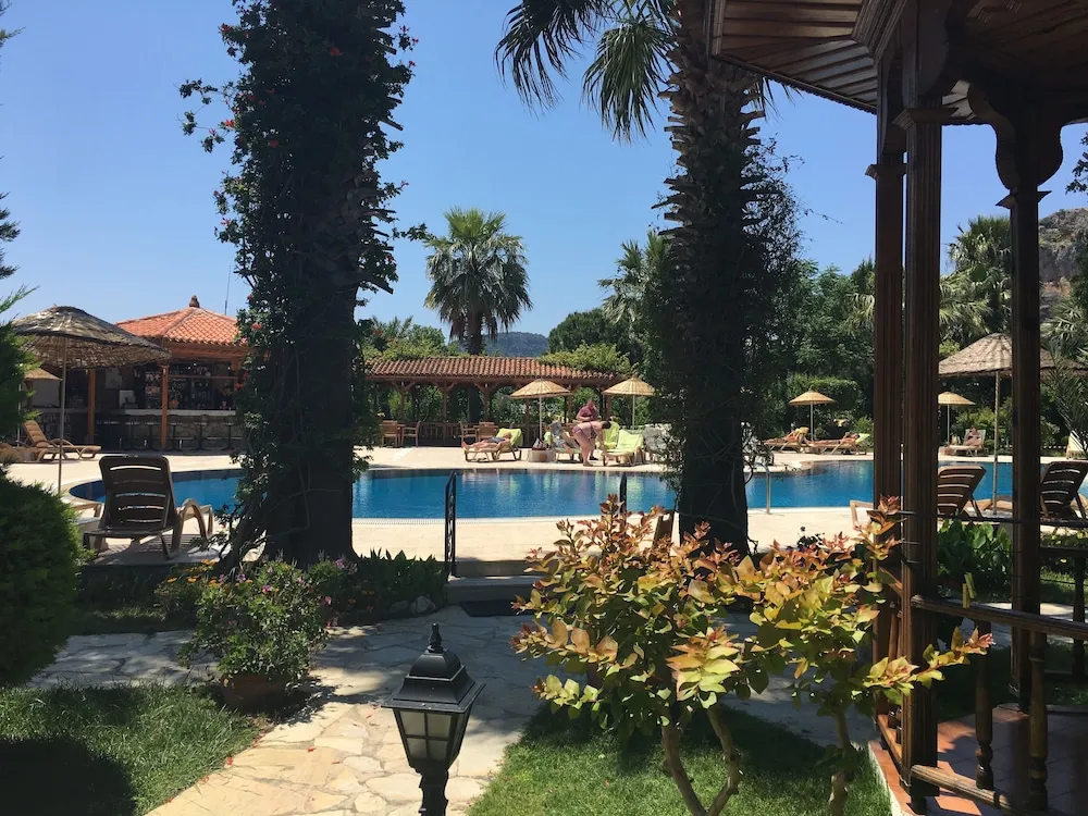 Tek Büyük veya İki Ayrı Yataklı Oda, Bahçe Manzaralı