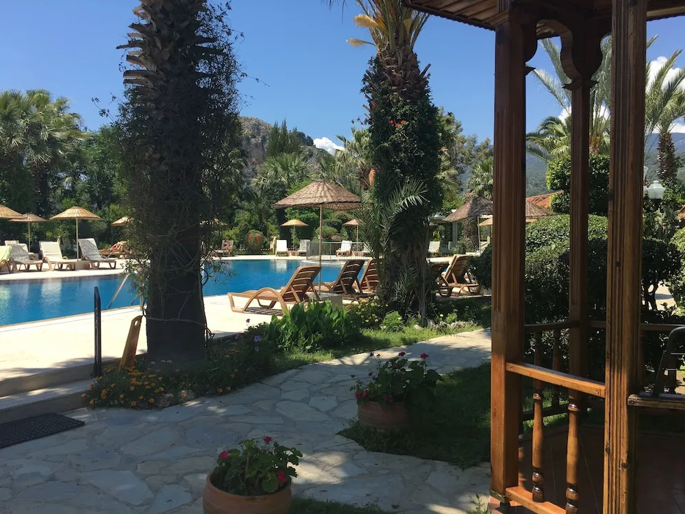 Tek Büyük veya İki Ayrı Yataklı Oda, Bahçe Manzaralı