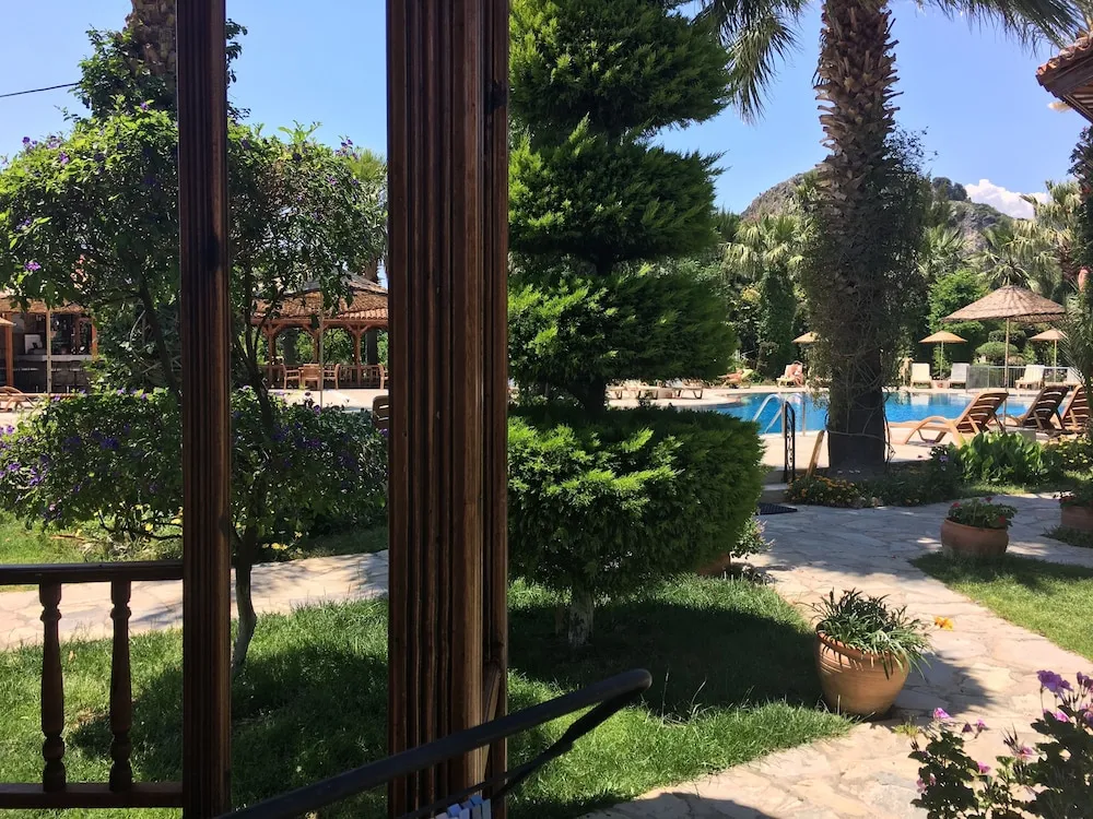 Tek Büyük veya İki Ayrı Yataklı Oda, Bahçe Manzaralı