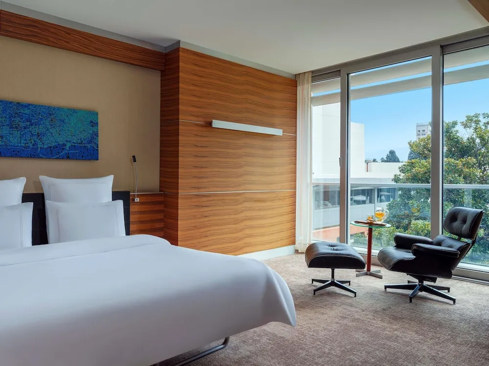 Business Suite Garden View 1 King Bed