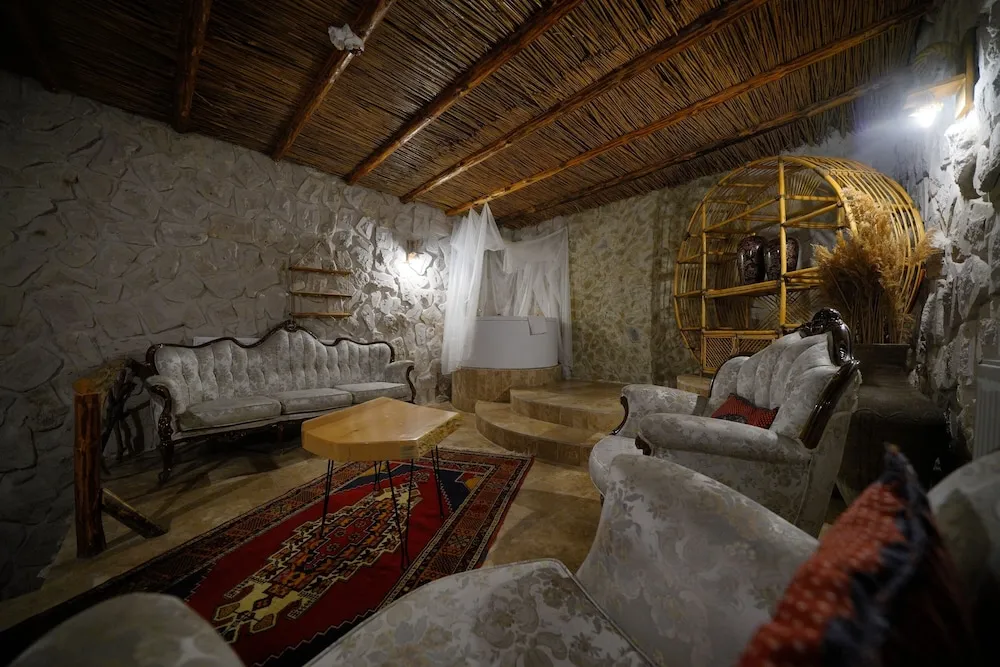 Duplex Quadruple Cave Room with Jacuzzi & Terrace