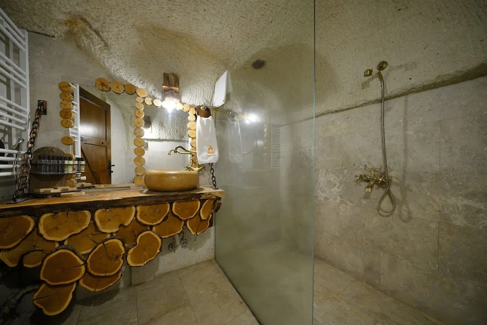 Superior King Cave Suite Room, Jacuzzi