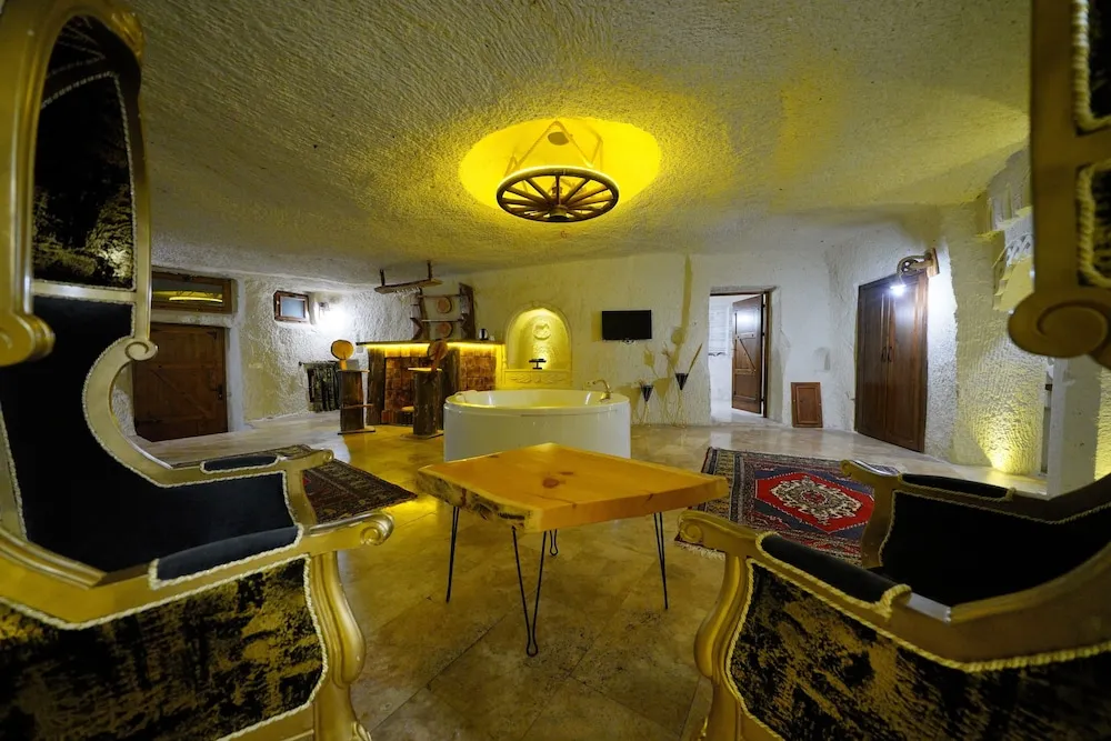 Superior King Cave Suite with Jacuzzi