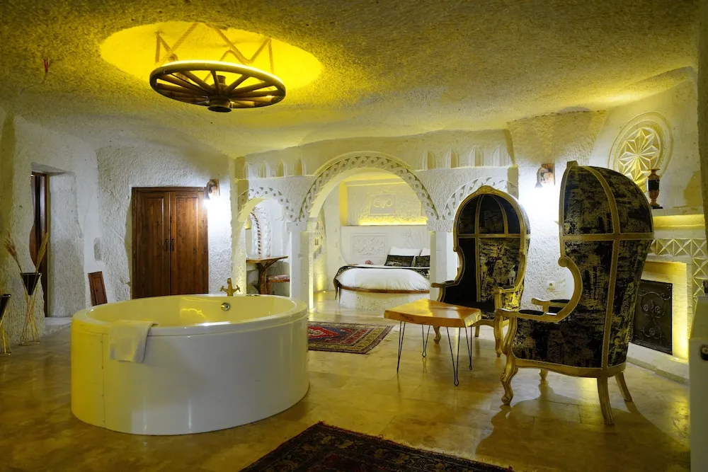 Superior King Cave Suite with Jacuzzi