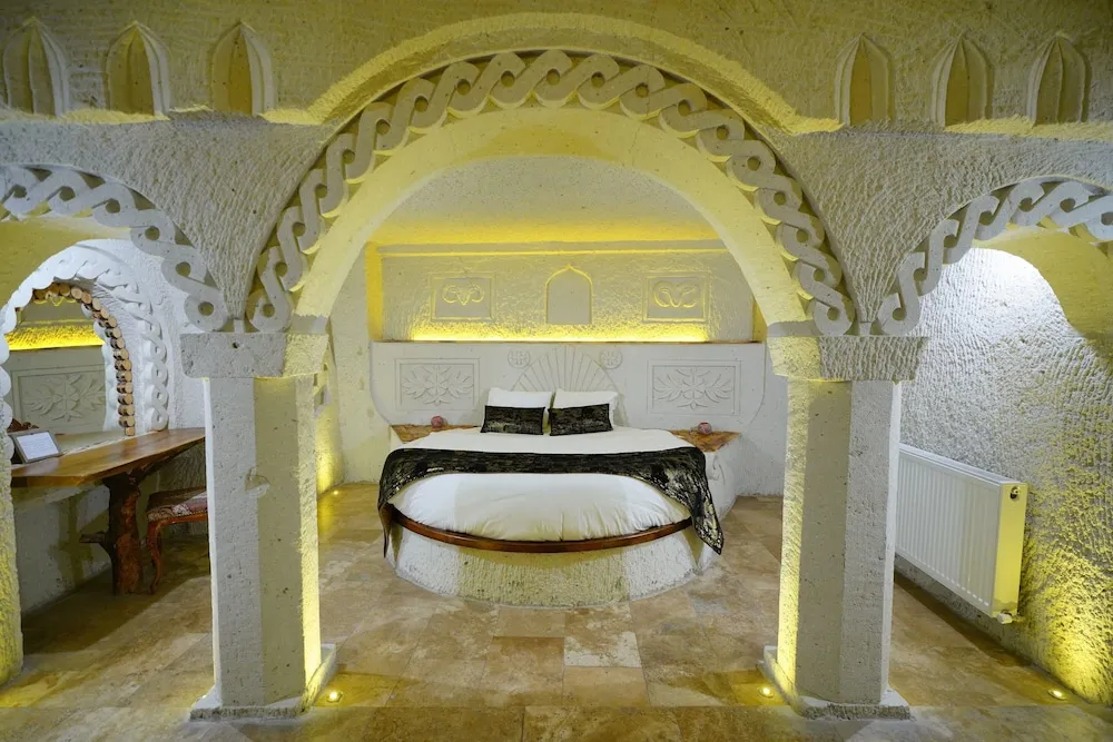 Superior King Cave Suite with Jacuzzi