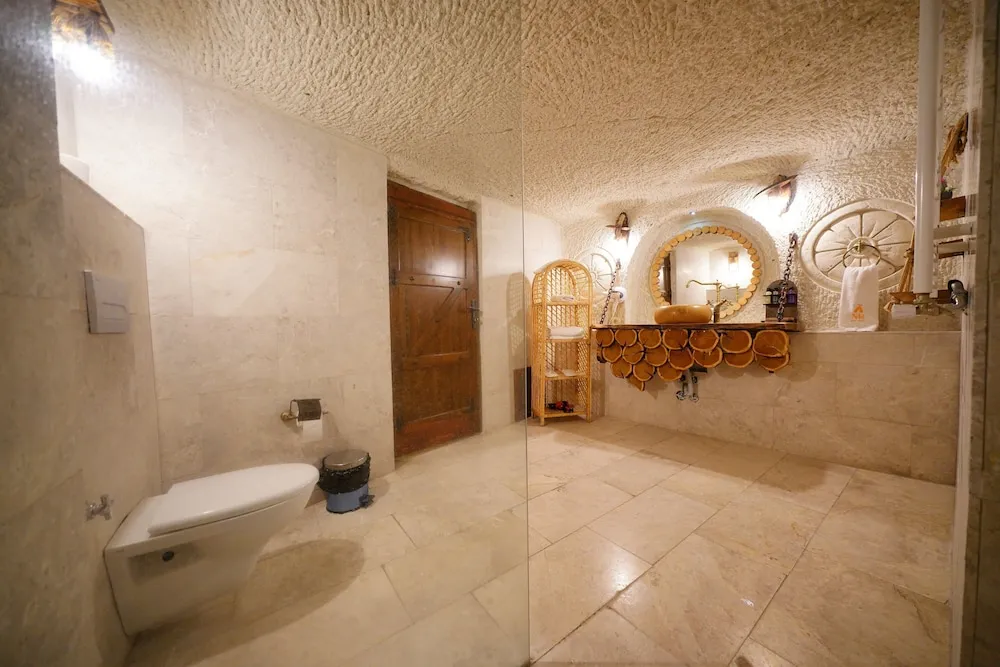Superior King Cave Suite with Jacuzzi