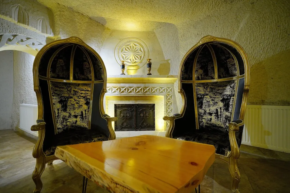 Superior King Cave Suite with Jacuzzi