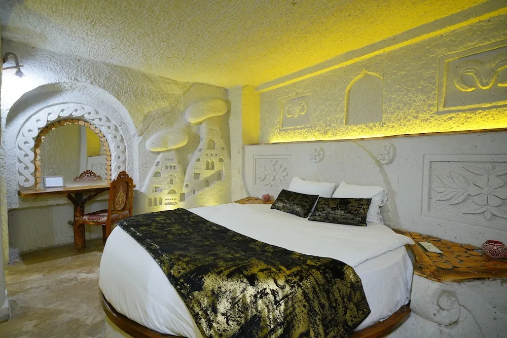 Superior King Cave Suite with Jacuzzi