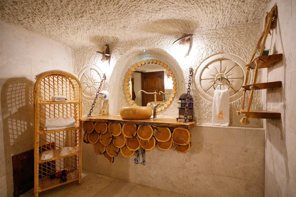 Superior King Cave Suite with Jacuzzi