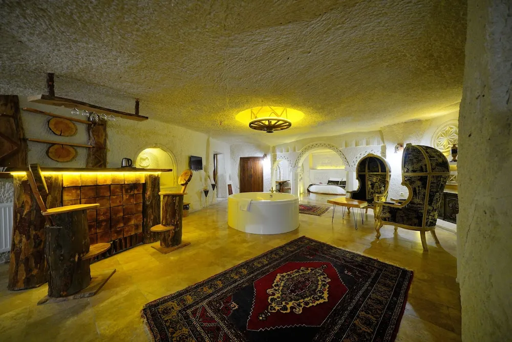 Superior King Cave Suite with Jacuzzi