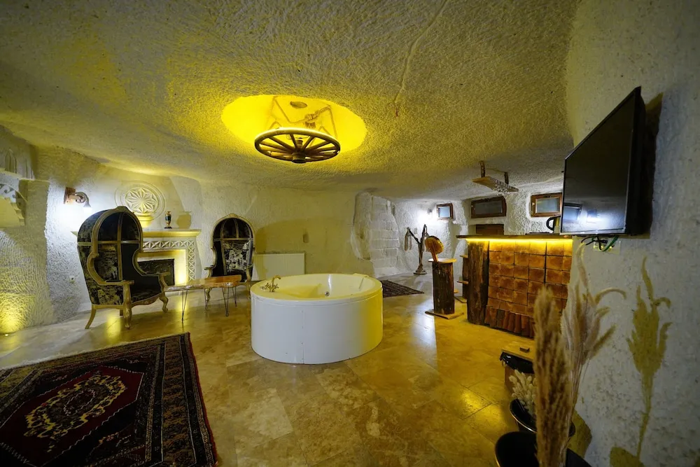 Superior King Cave Suite with Jacuzzi