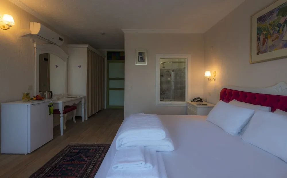 Deluxe Tek Büyük Yataklı Oda, 1 Çift Kişilik Yatak, Bahçe Manzaralı, Bahçeli