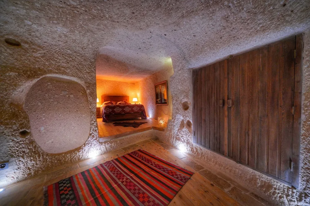 Antique Cave Suite