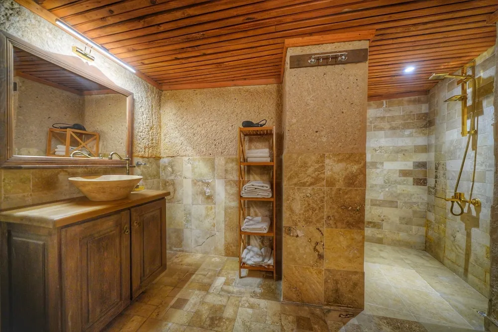 Divan Cave Suite