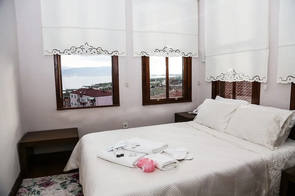 Tek Büyük veya İki Ayrı Yataklı Oda, Deniz Manzaralı